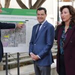 El presidente de la Junta de Andalucía, Juanma Moreno, (3d) durante la visita las obras de conexión entre los depósitos de agua de Pipa Alta y San Cristóbal