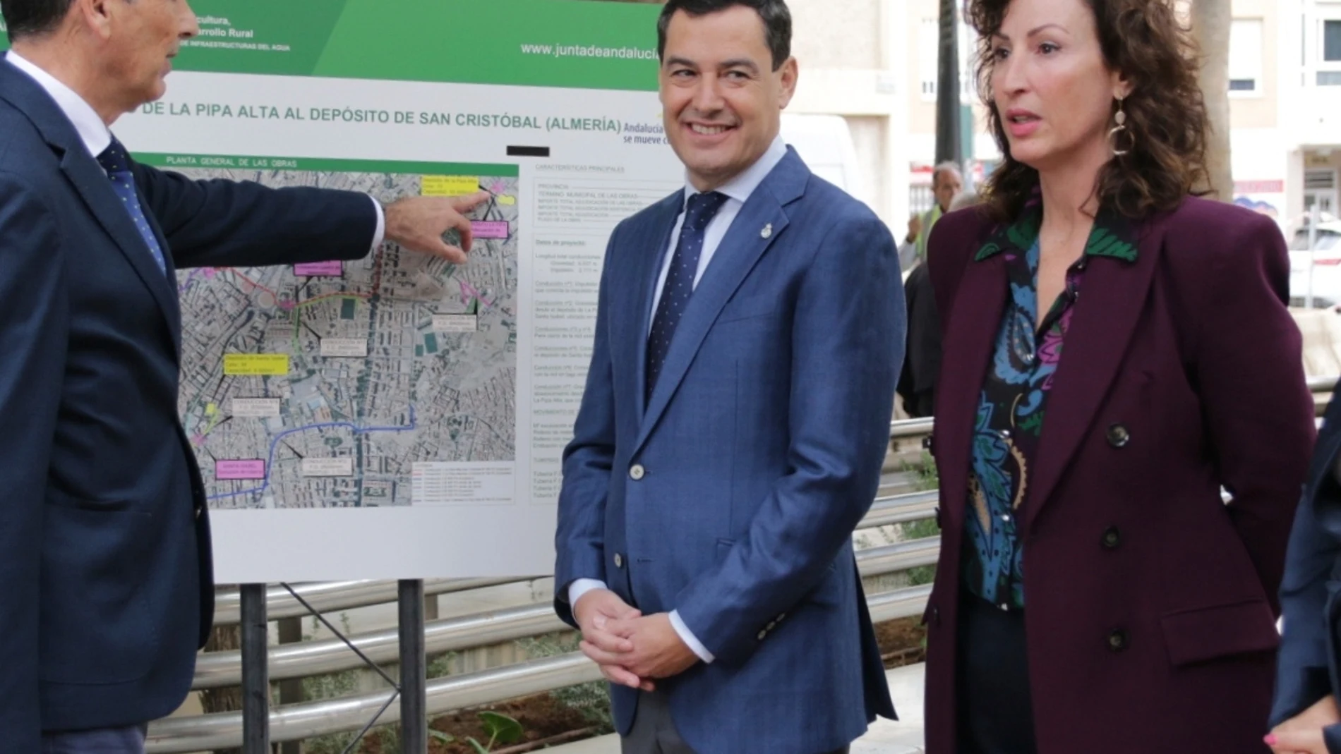 El presidente de la Junta de Andalucía, Juanma Moreno, (3d) durante la visita las obras de conexión entre los depósitos de agua de Pipa Alta y San Cristóbal