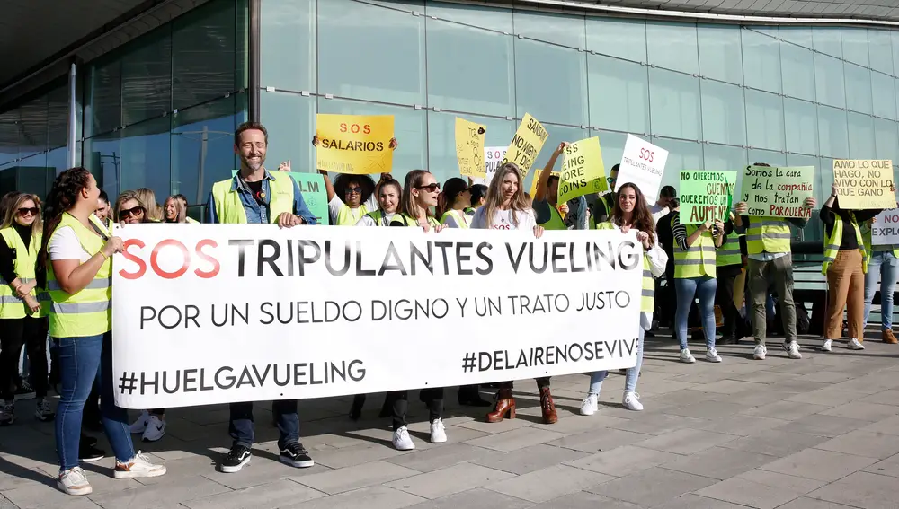 Concentración de trabajadores de cabina de Vueling en la terminal 2 del Aeropuerto de El Prat el pasado viernes | Fuente: EFE/Andreu Dalmau