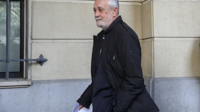 El expresidente de la Junta de Andalucía José Antonio Griñán, en las inmediaciones de la Audiencia de Sevilla