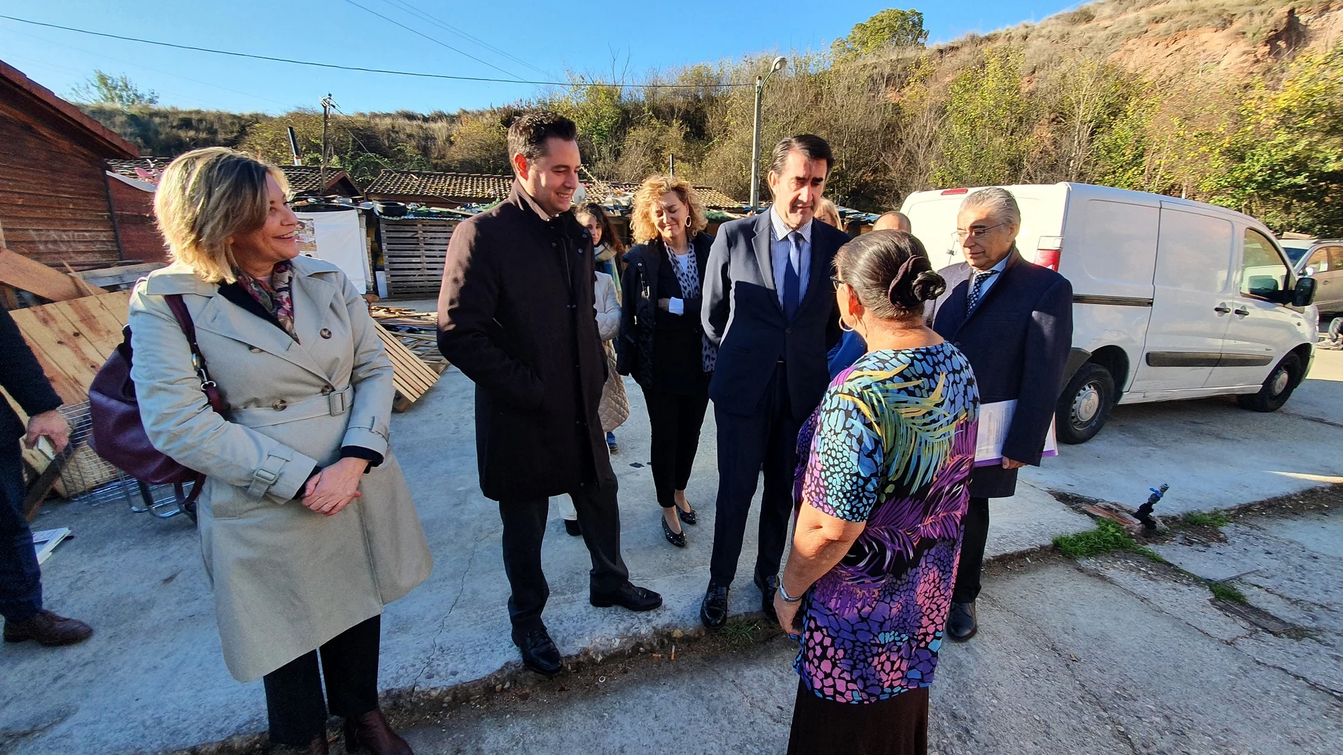 El consejero Juan Carlos Suárez-Quiñones visita junto al alcalde de Burgos, Daniel de la Rosa, el poblado chabolista de "El Encuentro"