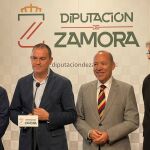 El presidente de la Diputación de Zamora, Francisco José Requejo; el vicepresidente, José María Barrios; el presidente de la Cámara de Comercio, Enrique Oliveira; y presidente de CEOE-CEPYME Zamora, José María Esbec, presentan la manifestación