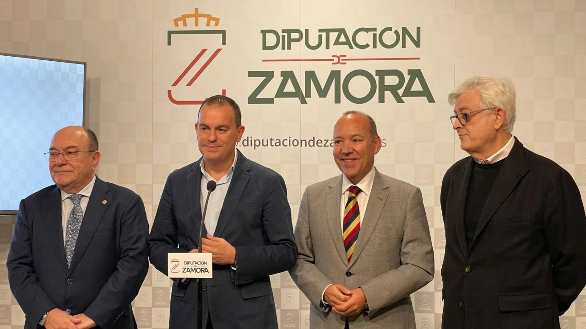 El presidente de la Diputación de Zamora, Francisco José Requejo; el vicepresidente, José María Barrios; el presidente de la Cámara de Comercio, Enrique Oliveira; y presidente de CEOE-CEPYME Zamora, José María Esbec, presentan la manifestación