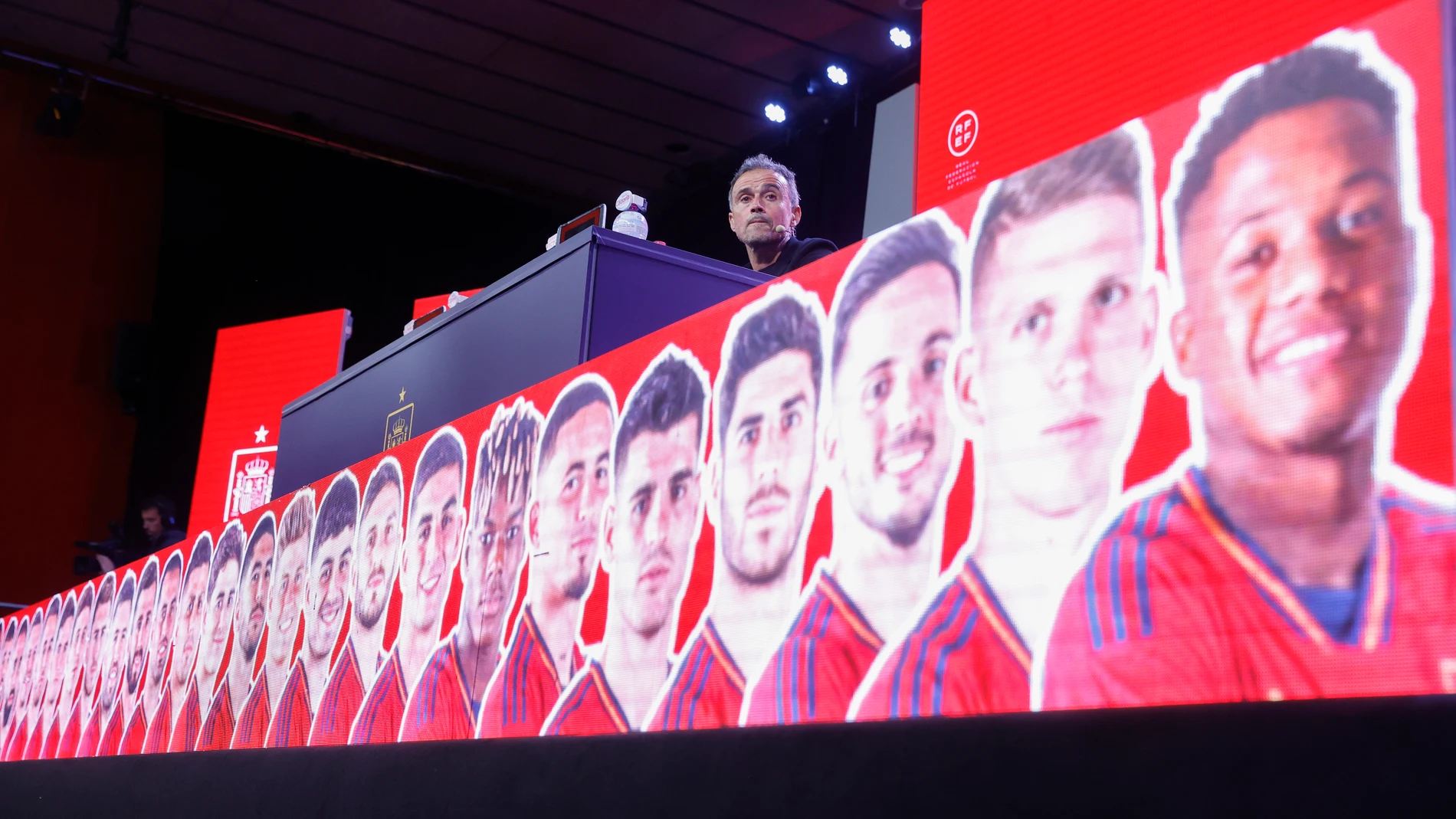 El seleccionador nacional, Luis Enrique Martínez, anuncia la lista definitiva de jugadores para el Mundial de Qatar 2022. EFE/ Juan Carlos Hidalgo