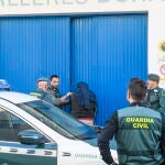 Agentes de la Guardia Civil durante un registro realizado en un taller mecánico en Tomares (Sevilla) este viernes en el marco de una operación contra el tráfico de cocaína a gran escala, en la que han participado unos 200 agentes desplegados en Madrid, Ciudad Real y las provincias andaluzas de Cádiz y Sevilla