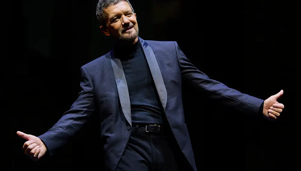 El actor y director Antonio Bandera actúa durante la presentación su espectáculo "Company"