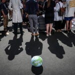 Miembros de una organización ecologista hablan con la prensa tras una acción de protesta en la cumbre del clima de Egipto