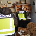 Registro de la vivienda de un hombre de 60 años detenido en Astorga (León) por tenencia de pornografía infantil