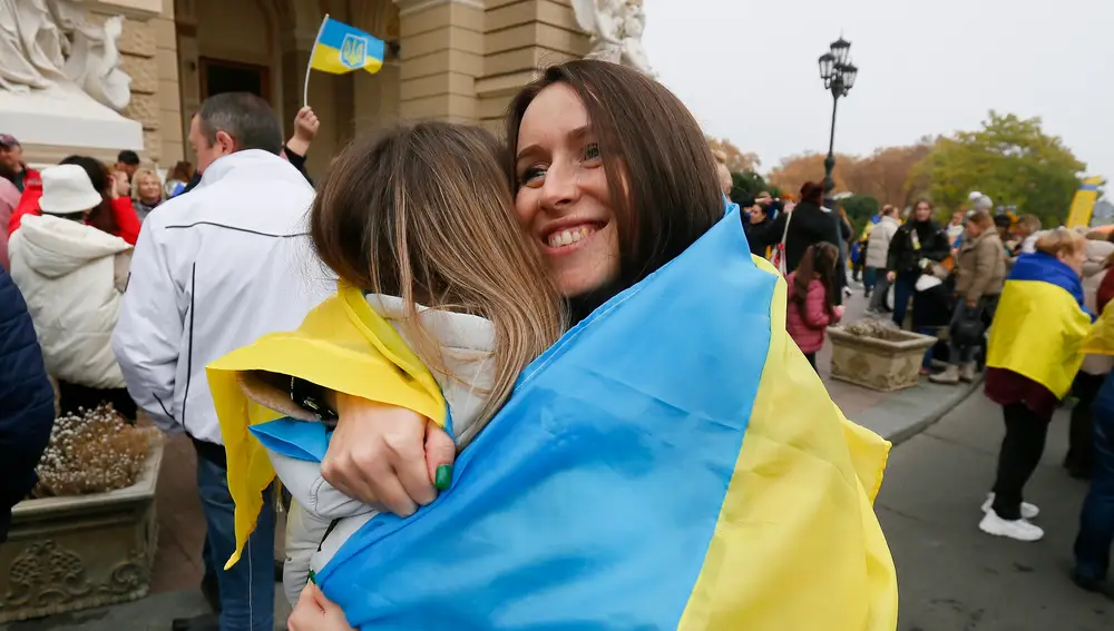 Odesa (Ukraine), 12/11/2022.- Ukrainians who lived in Kherson and left it due to the Russian occupation, celebrate in downtown of the South Ukrainian city of Odesa, 12 November 2022. Ukrainian troops came into Kherson on 11 November to continue to retake the South of Ukraine from Russian troops. Russian troops entered Ukraine on 24 February 2022 starting a conflict that has provoked destruction and a humanitarian crisis. (Rusia, Ucrania) EFE/EPA/STR