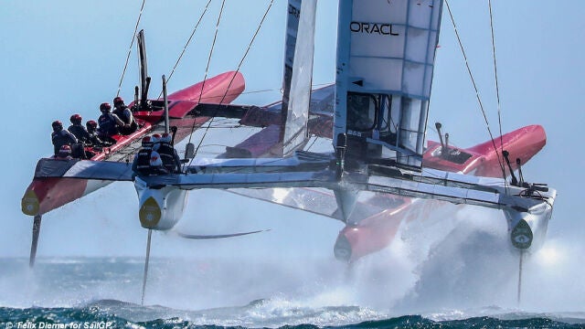 El equipo de Japón elevándose varios metros por encma de las olas en la carrera celebrada en Cadiz, España.