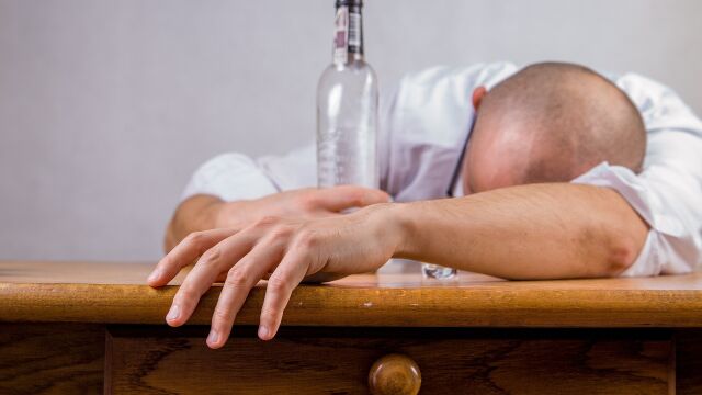 Cuando comemos algo antes de beber, disminuimos la velocidad de absorción del alcohol, lo que dificulta la aparición de resaca