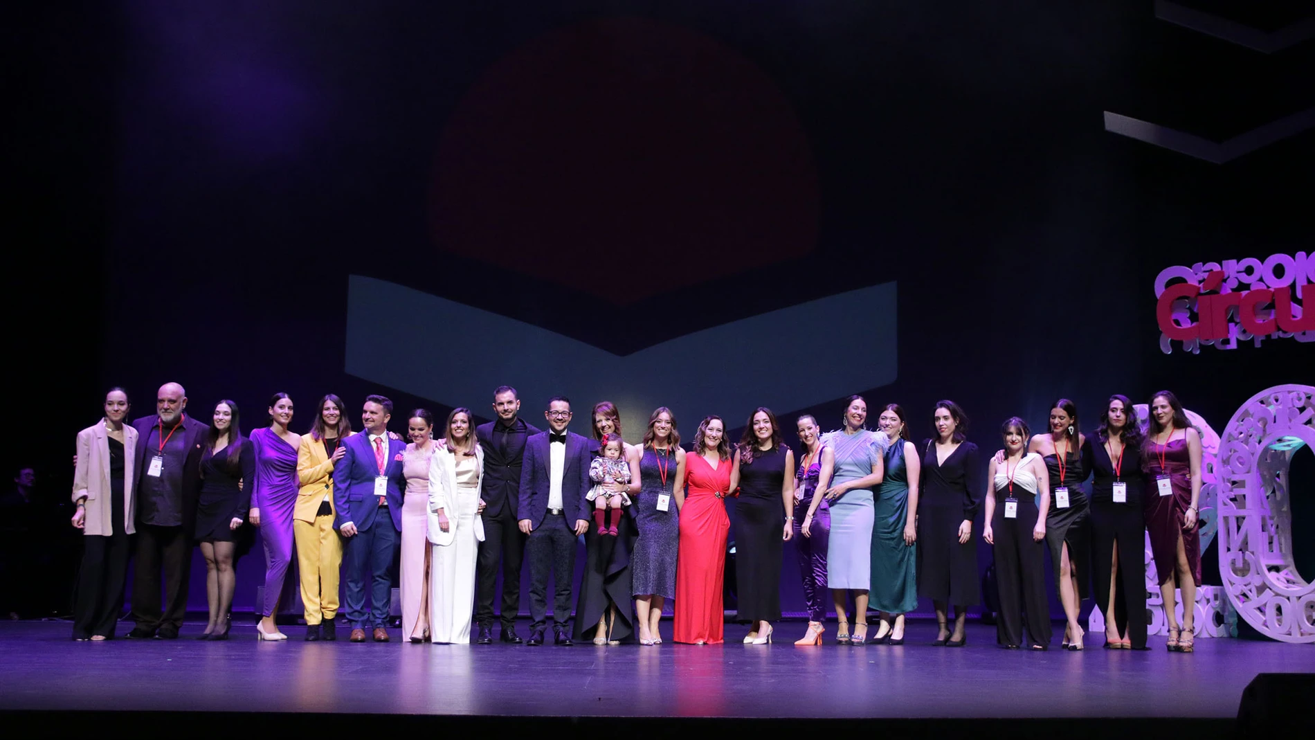 Foto familia tras finalizar la celebración de la IX Gala de Círculo Rojo en el Teatro Auditorio de Roquetas de Mar, a 11 de noviembre de 2022 en Almería (Andalucía, España). Los IX Premios Editorial Círculo Rojo han superado las expectativas de los más de 1400 asistentes que se han congregado para disfrutar de este encuentro marcado por el "amor a la cultura".12 NOVIEMBRE 2022Rafael González / Europa Press12/11/2022