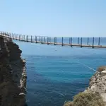 Puente colgante en Torrenueva Costa