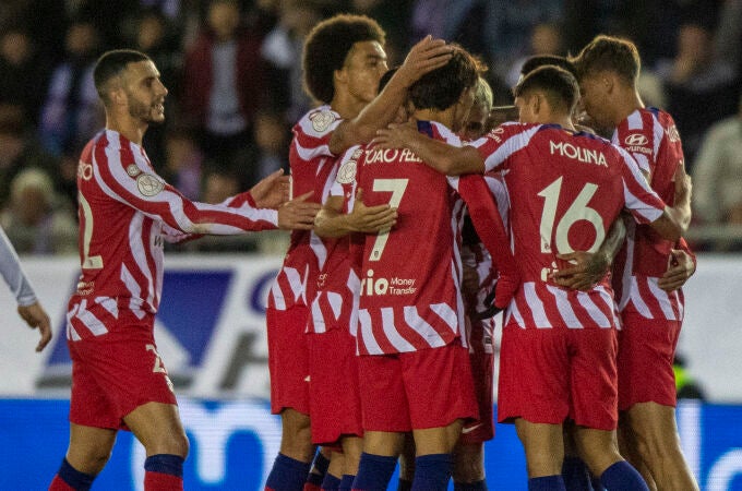 Los jugadores del Atlético celebran el gol de Correa, que abrió el marcador ante el Almazán