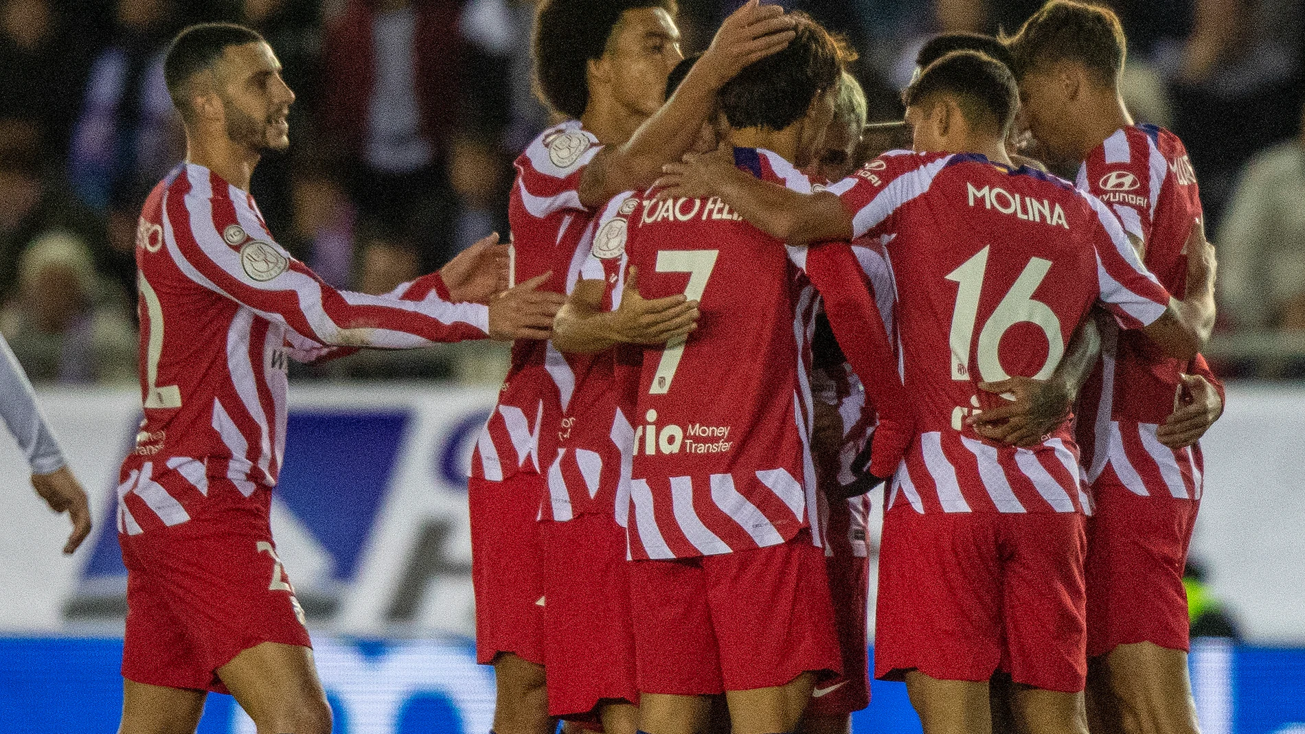 Los jugadores del Atlético celebran el gol de Correa, que abrió el marcador ante el Almazán