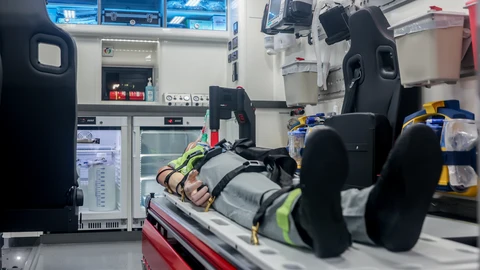 Un muñeco forma parte de una demostración en una ambulancia especializada durante la cumbre TransVision de Madrid, una conferencia internacional sobre biostasis o criopreservación humana