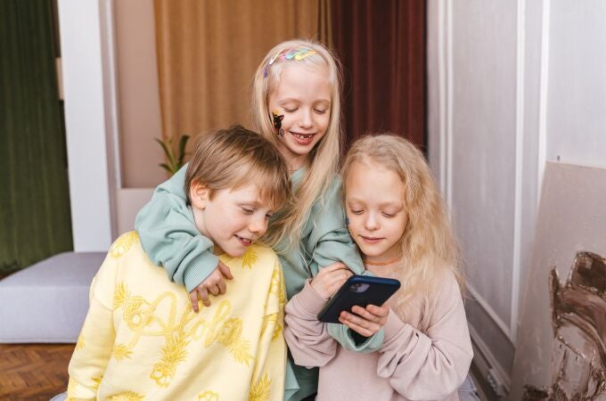 Niños utilizando un móvil.PEXELS11/11/2022