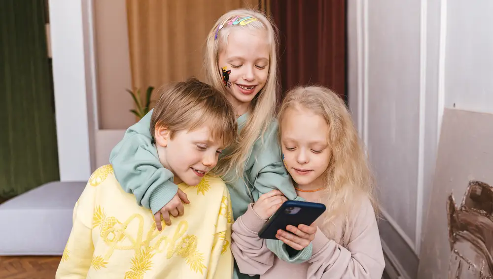 Niños utilizando un móvil.PEXELS11/11/2022