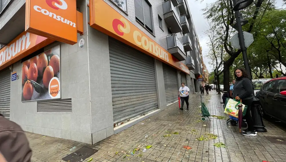 Imagen de un supermercado de la localidad valenciana cerrado por el apagón y el caos generado por las lluvias