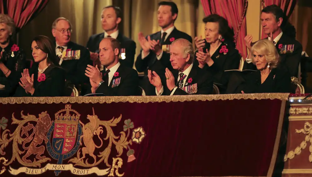 La familia real británica, el pasado sábado en el Albert Hall Theatre  (Chris Radburn/Pool via AP)