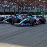 Fernando Alonso y Esteban Ocon, de Alpine, en el Gran Premio de Sao Paulo