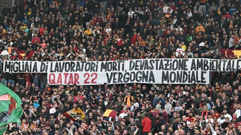Pancarta contra la celebración del Mundial en Qatar en un reciente Roma-Torino