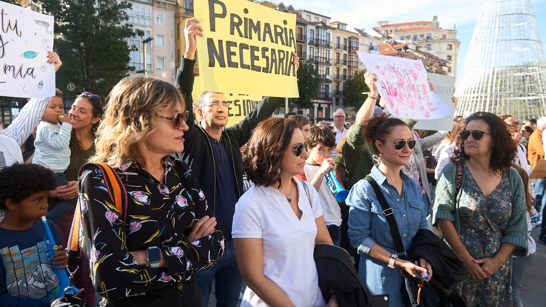 Protesta durante una manifestación para apoyar la huelga prevista de la Atención Primaria en la Sanidad Pública y contra las agresiones a algunos sanitarios recibidas en centros de salud en Santander, Cantabria (España).