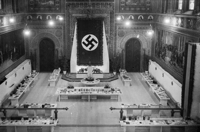 Imagen de una exposición de literatura nazi en el paraninfo de la Universidad de Barcelona, en los años cuarenta