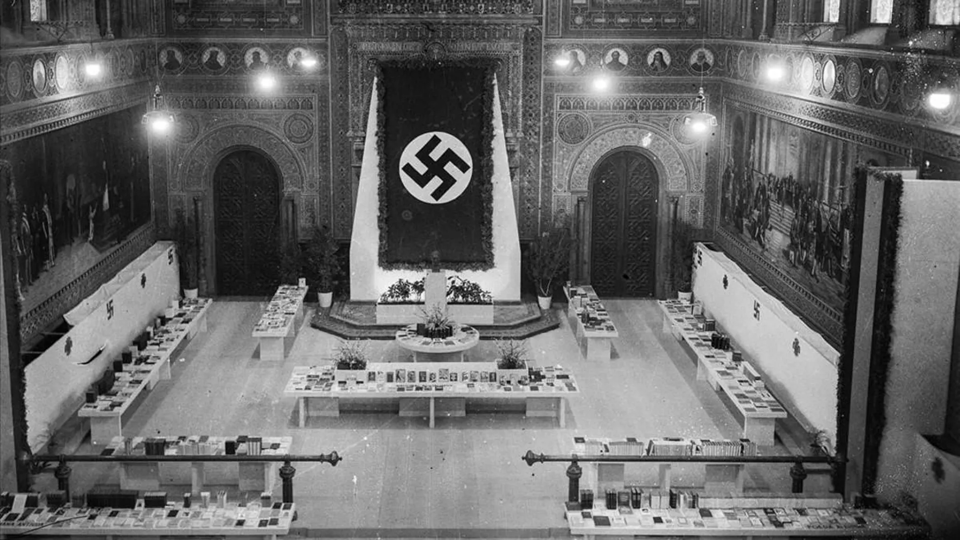 Imagen de una exposición de literatura nazi en el paraninfo de la Universidad de Barcelona, en los años cuarenta