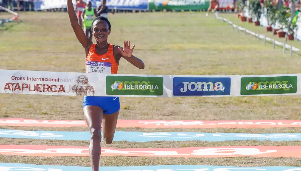 BURGOS, 13/11/2022.- La atleta keniata, Beatrice Chebet, se ha proclamado campeona de su categoría en el XVIII Cross Internacional de Atapuerca este sábado. EFE/Santi Otero