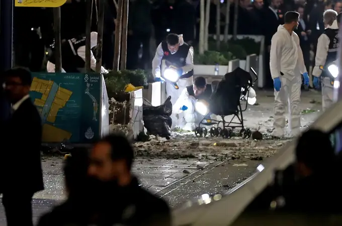 Una terrorista denota una bomba en una céntrica calle de Estambul y deja al menos seis muertos y 81 heridos