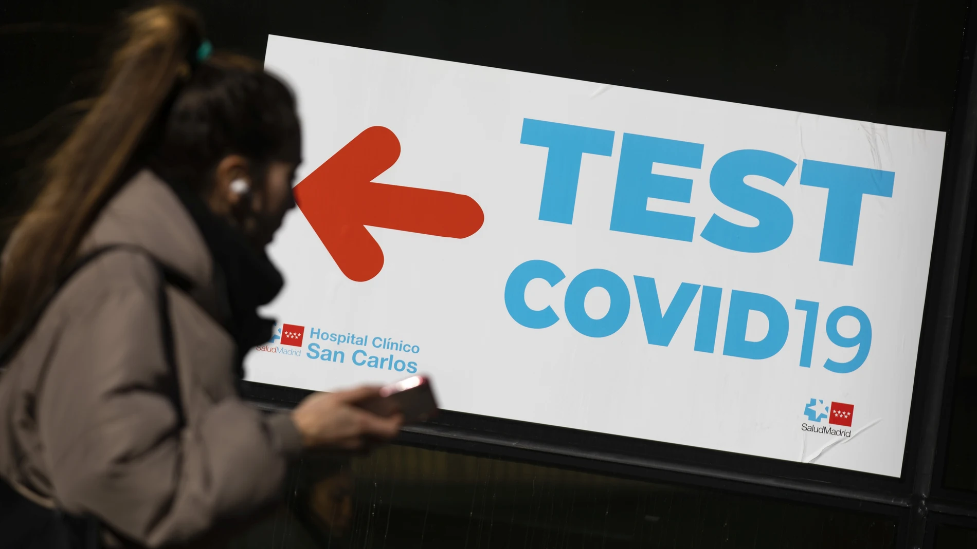 Cartel que indica la zona en la que se realizan los Test de Covid en el Hospital Clínico San Carlos