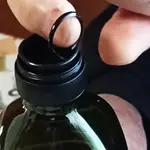 La anilla de las botellas de plástico puede utilizarse como dosificador | Fuente: Captura de pantalla youtube MiniKong, el abuelito GAMER