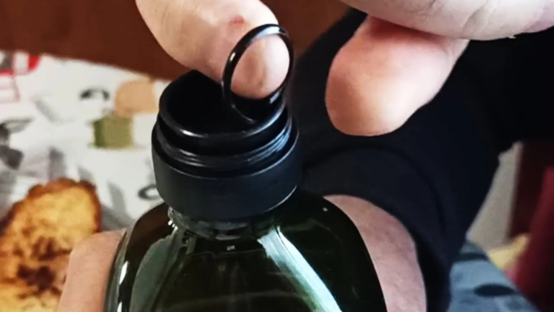 La anilla de las botellas de plástico puede utilizarse como dosificador | Fuente: Captura de pantalla youtube MiniKong, el abuelito GAMER