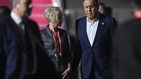 El ministro de Exteriores Sergei Lavrov junto a la embajadora rusa en Indonesia Lyudmila Vorobieva a su llegada el domingo a Bali