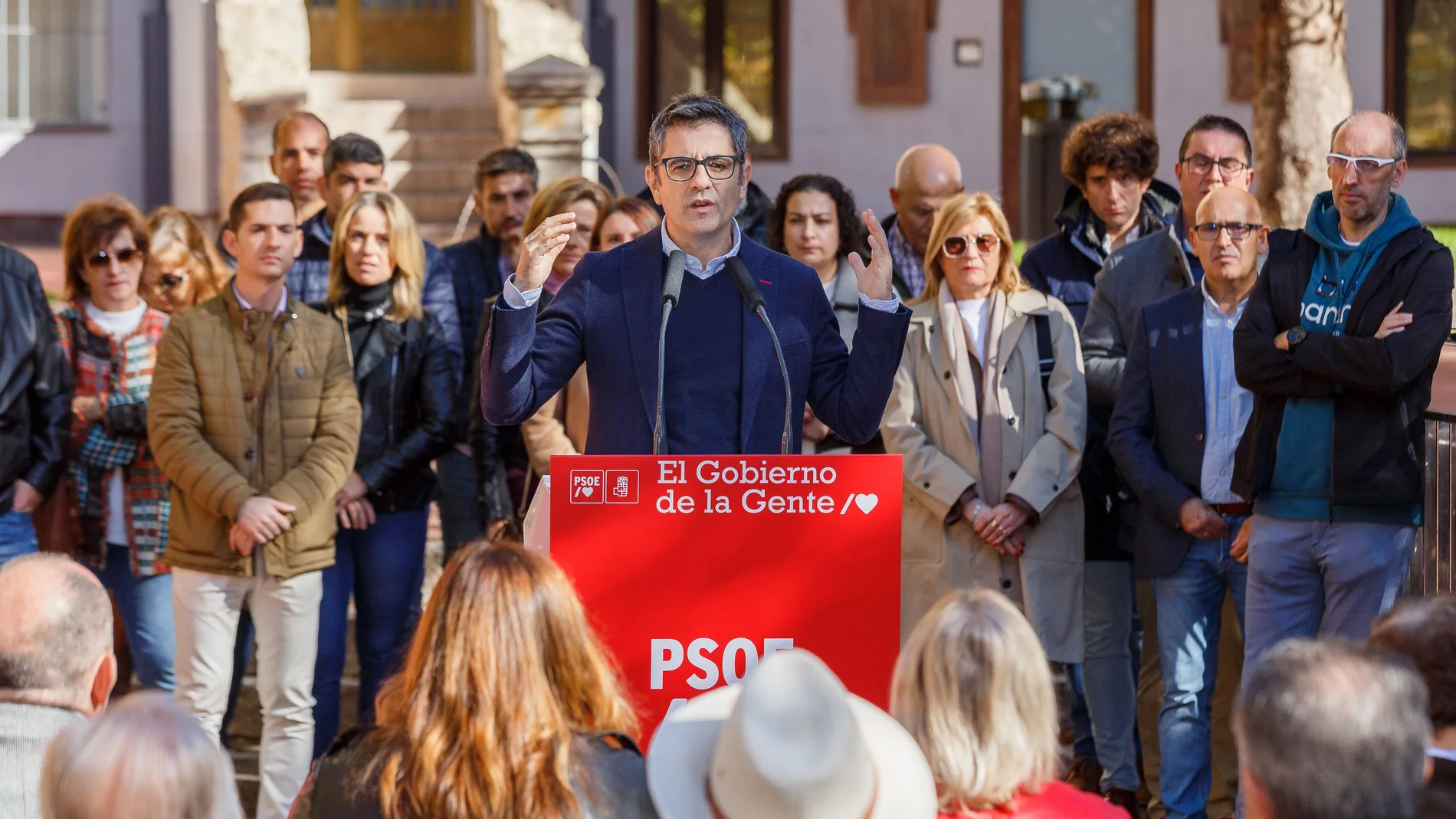 El secretario para la Reforma Constitucional y Nuevos Derechos, y ministro de la Presidencia, Félix Bolaños, interviene en un acto público junto a la alcaldesa de Segovia, Clara Martín, y el secretario general del PSOE de Segovia, José Luis Aceves