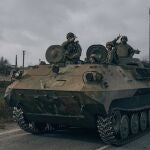 Soldados ucranianos conducen un tanque ruso capturado en la liberación de la ciudad de Jersón este domingo