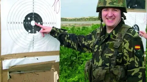 El Padre Apeles es capitán de la unidad de Reservistas de las Fuerzas Armadas