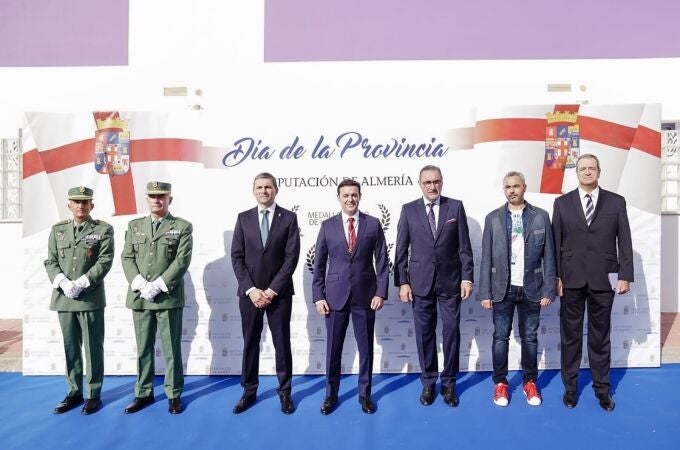 El presidente de la Diputación de Almería junto con los homenajeados con las medallas de la institución en el Día de la Provincia, celebrado en Los Gallardos