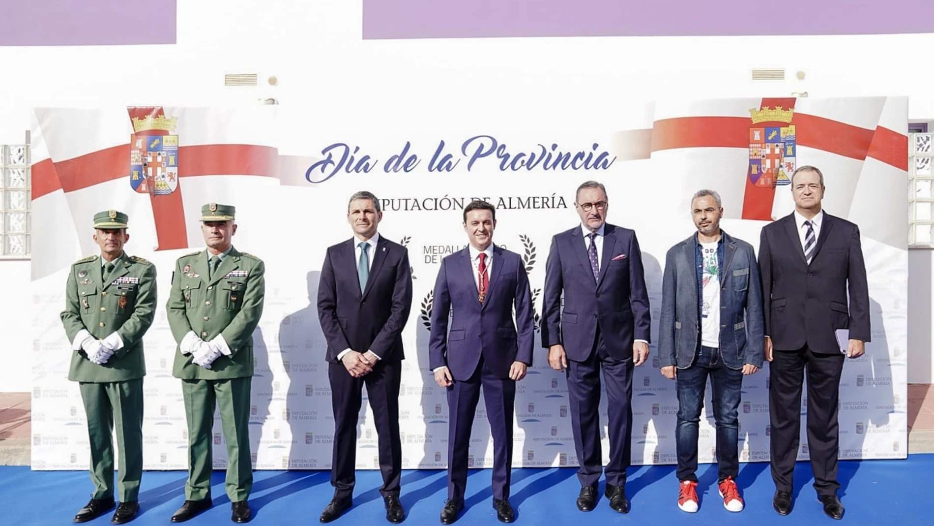 El presidente de la Diputación de Almería junto con los homenajeados con las medallas de la institución en el Día de la Provincia, celebrado en Los Gallardos