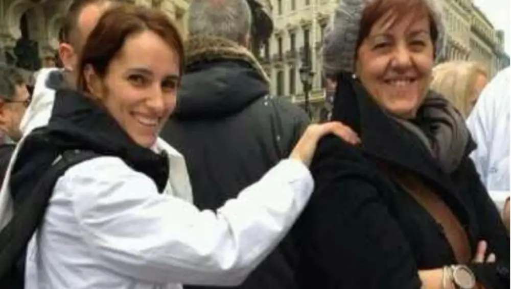 Mónica García y Belén Padilla, ex vicepresidenta del Colegio de Médicos en una manifestación por la sanidad pública