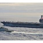 La fragata española Álvaro de Bazán navega junto al portaaviones de Estados Unidos Gerald R. Ford