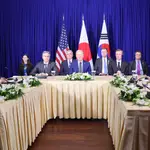 Encuentro entre el presidente surcoreano, Yoon Suk-yeol (segundo a la izquierda), el presidente Joe Biden (centro) y el primer ministro japonés, Fumio Kishida (a la derecha)