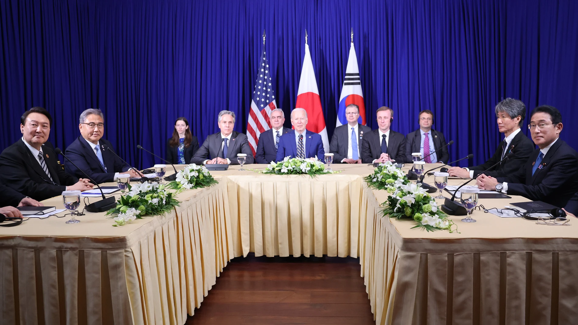 Encuentro entre el presidente surcoreano, Yoon Suk-yeol (segundo a la izquierda), el presidente Joe Biden (centro) y el primer ministro japonés, Fumio Kishida (a la derecha)