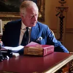 La primera foto oficial del rey Carlos III en su despacho de Buckingham.