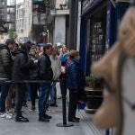 Varias personas en las inmediaciones de la administración de loterías Doña Manolita el pasado 14 de noviembre de 2022, en Madrid (España) | Fuente: Eduardo Parra / Europa Press