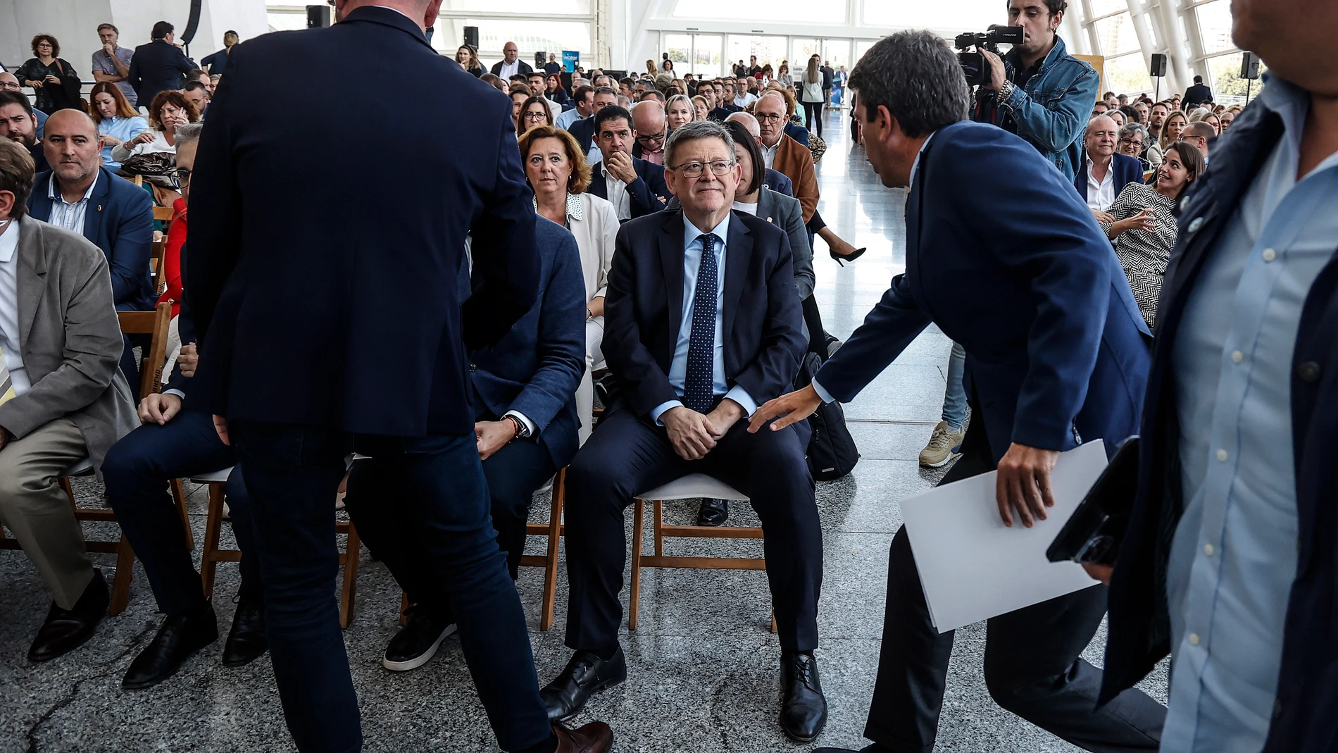 El 'president' de la Generalitat, Ximo Puig (c), saluda al presidente de la Diputación de Alicante, Carlos Mazón