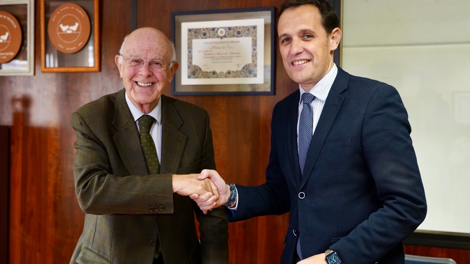 El presidente de la Diputación de Valladolid, Conrado Íscar, y el presidente de la Fundación Banco de Alimentos, Jesús Mediavilla, firman una adenda al convenio de colaboración entre ambas instituciones para facilitar que la entidad pueda acceder a productos básicos como la leche