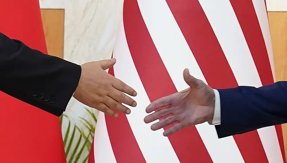 El presidente de Estados Unidos, Joe Biden, a la derecha, y el presidente de China, Xi Jinping, se dan la mano antes de su reunión al margen de la cumbre del G20