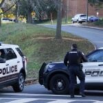 La Policía de Charlottesville asegura la escena del crimen donde tuvo lugar el tiroteo en la Universidad de Virginia